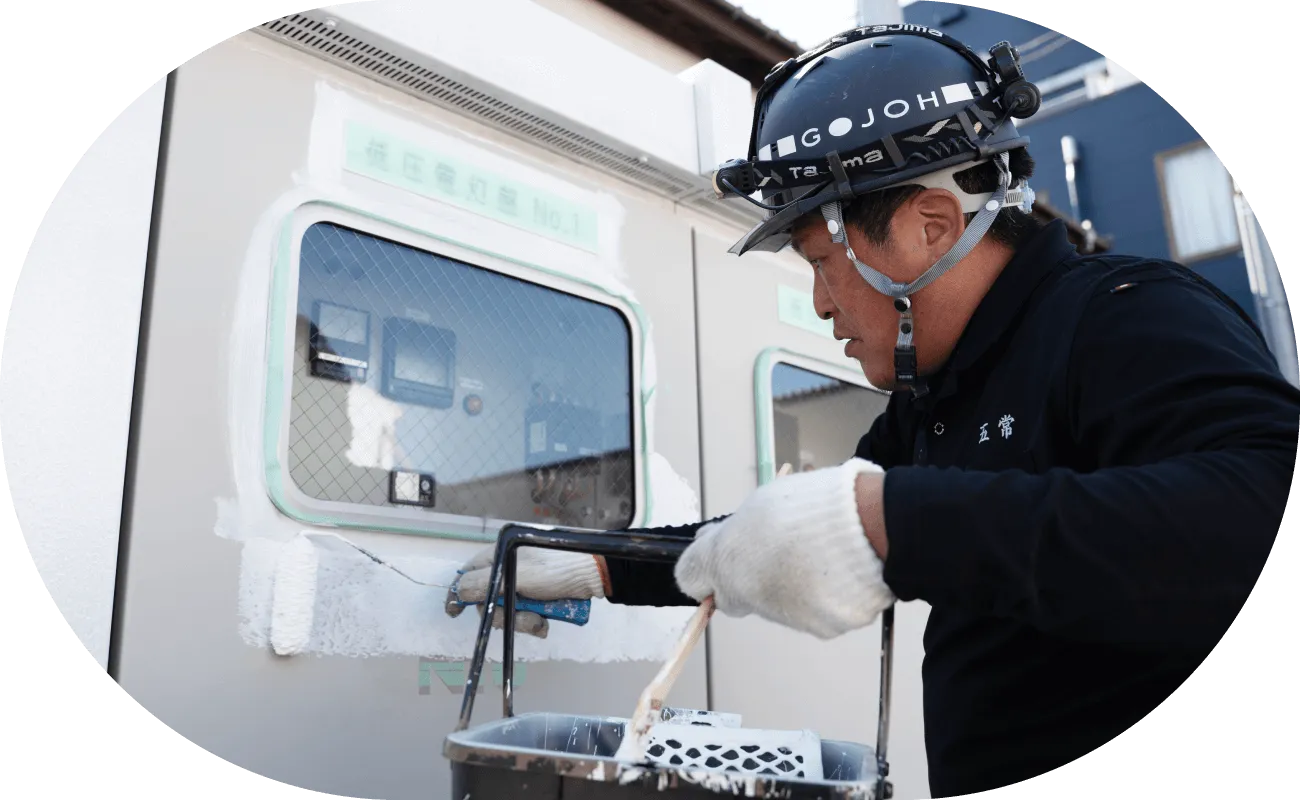 塗料を塗る男性