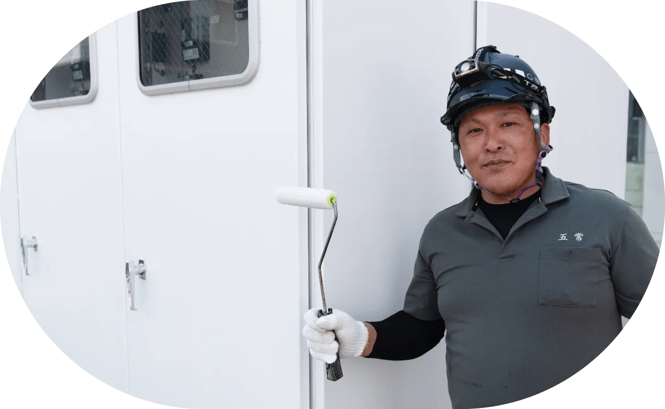 塗料を持つ男性