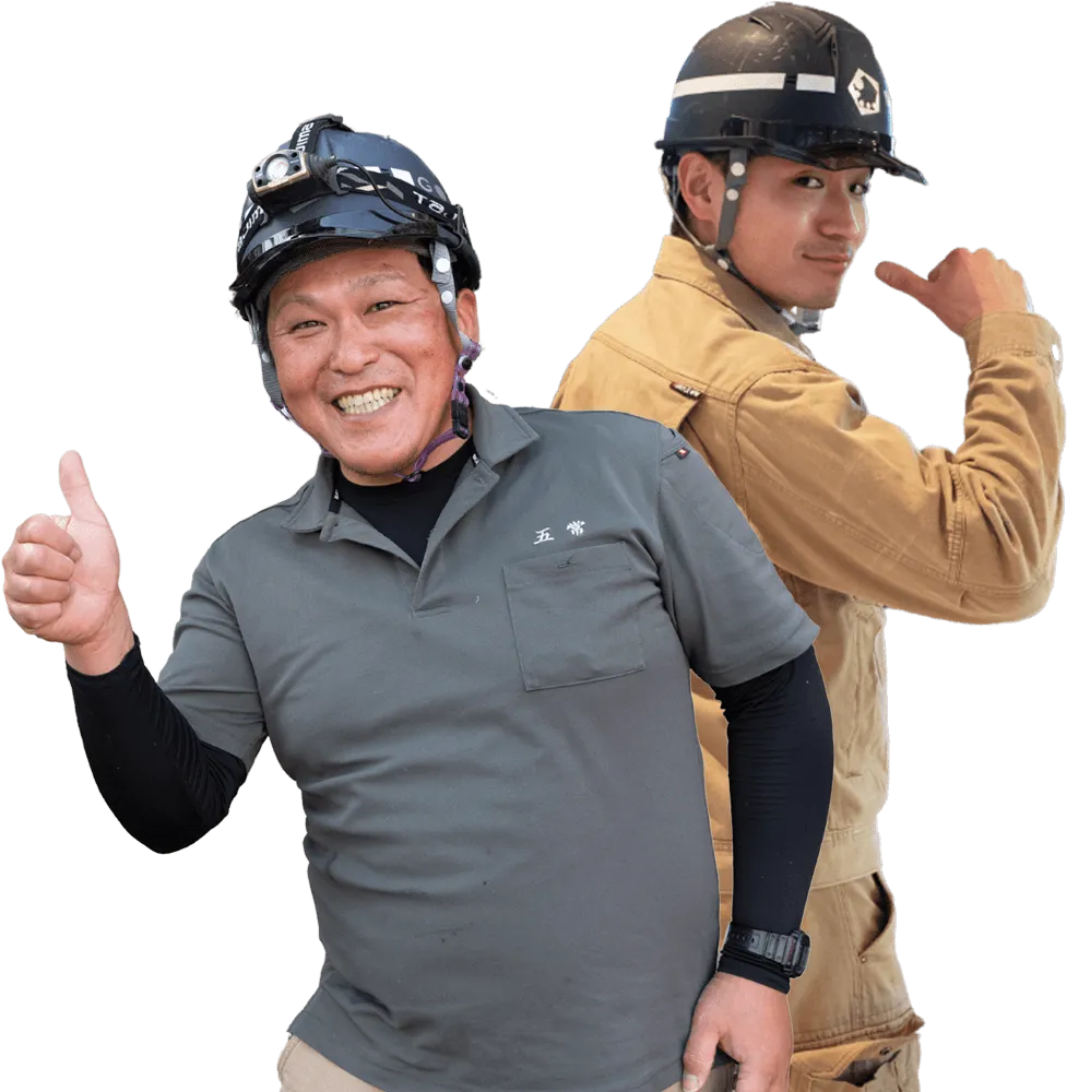 男性がグーサインをしている